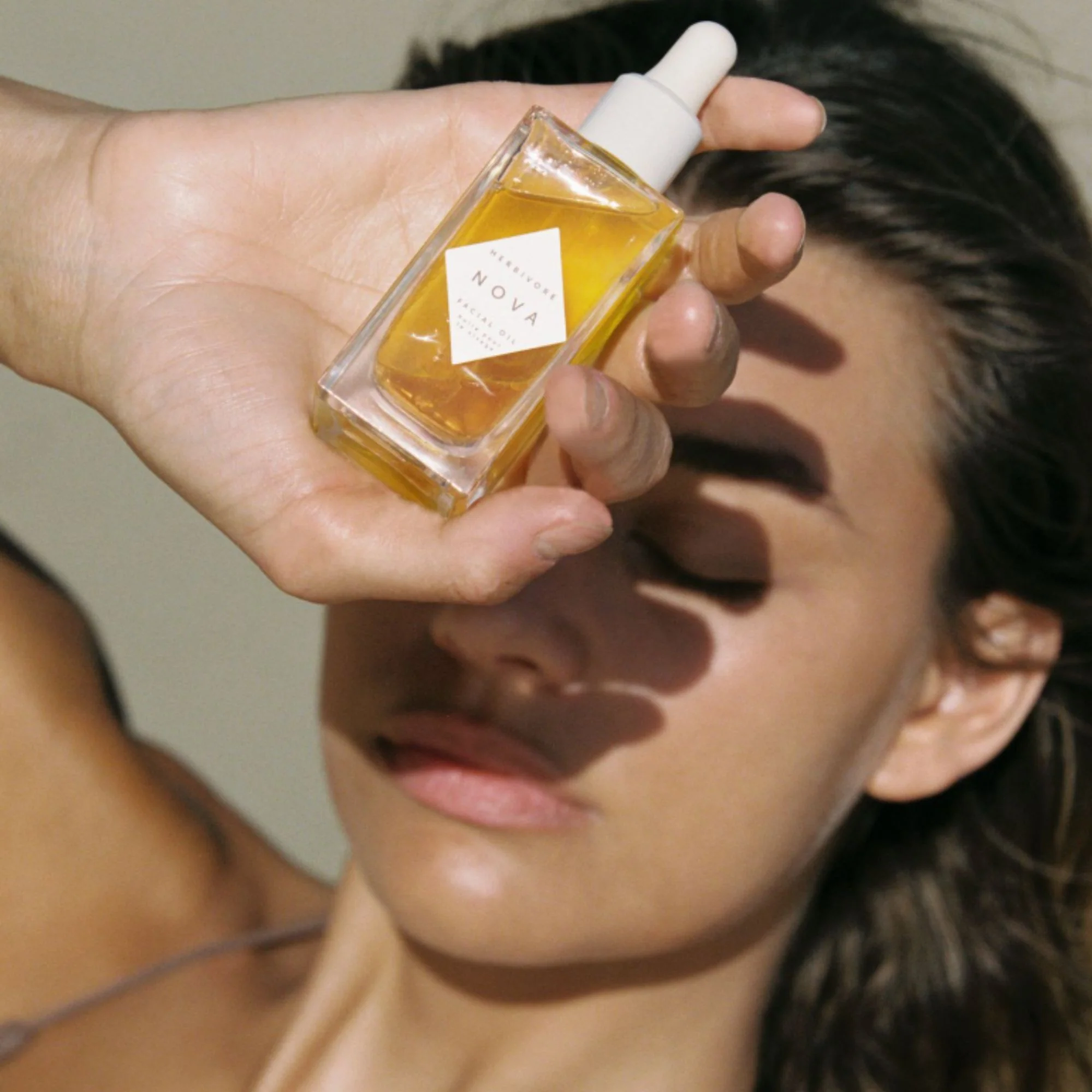 NOVA Turmeric + Niacinamide Bi-Phase Glow Facial Oil view 2